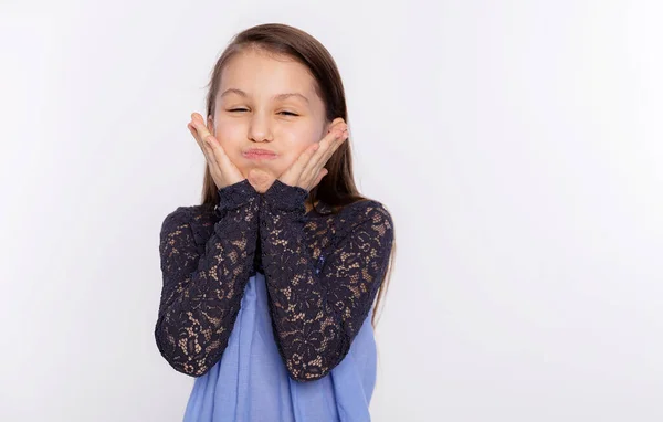 子供の女の子7 9歳の白い背景に隔離された頬を吹いて 子供の表情スタジオの肖像画に直面する 子供時代のライフスタイルの概念 モックアップコピースペース — ストック写真