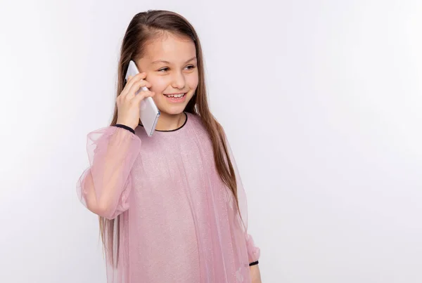 Девочка Говорит Телефону Современные Коммуникации Жизни Изолированы Белом Фоне Свободного — стоковое фото