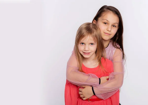 Dois Melhores Amigos Felizes Irmãs Garotas Abraçando Juntos Divertindo Posando — Fotografia de Stock