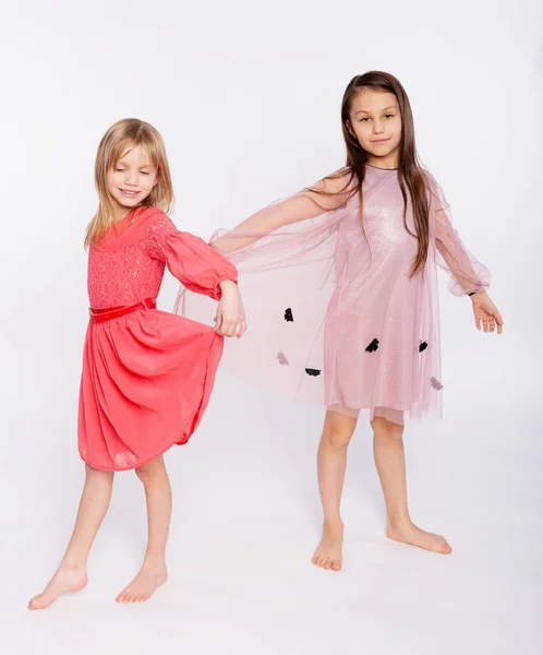 Eğlenceli Çocuklar Eğlence Zamanı Konsepti Yaşlarında Pembe Elbiseli Beyaz Arka — Stok fotoğraf