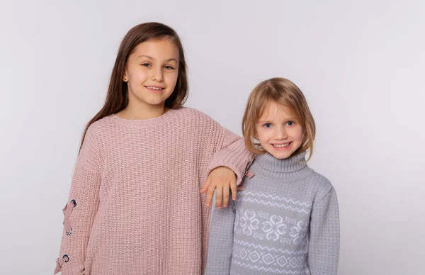 Las Mejores Amigas Hermanas Felices Juntas Paran Juntas Apoyando Mano — Foto de Stock