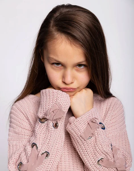 子供の女の子7 9歳の白い背景に隔離された頬を吹いて 子供の表情スタジオの肖像画に直面する 子供時代のライフスタイルの概念 モックアップコピースペース — ストック写真