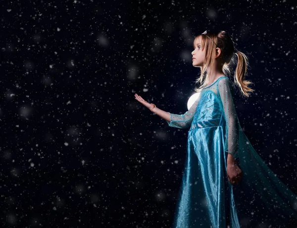 Mladá Dívka Sněhová Princezna Záhadná Dívka Fantazie Modrých Bujných Šatech — Stock fotografie