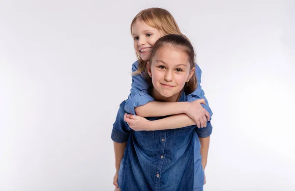 Dos Amigas Felices Hermanas Niñas Abrazándose Juntos Divierten Posan Emocionales — Foto de Stock