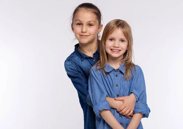 二人の幸せな友人や姉妹の子供の女の子抱擁 白を背景に楽しさと感情を持ち 笑顔で 友情と関係のライフスタイルの人々のコンセプト — ストック写真