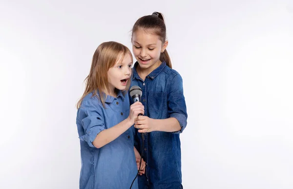 Due Bambine Divertenti Anni Cantano Una Canzone Microfono Concetto Infanzia — Foto Stock