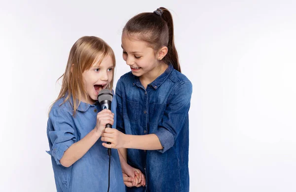 Dos Niñas Graciosas Años Cantan Una Canción Micrófono Concepto Infancia — Foto de Stock
