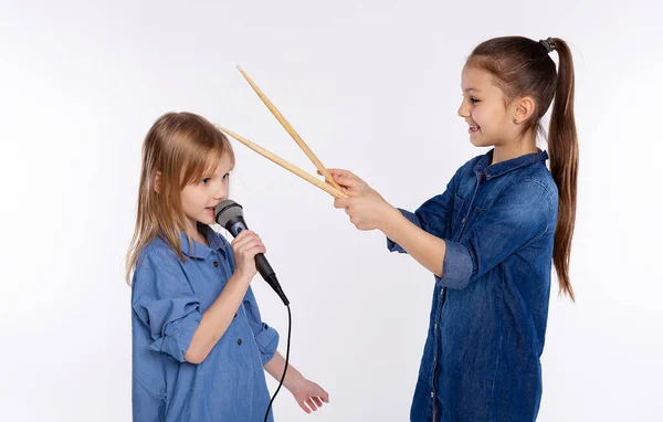 Concetto Musicale Rock Roll Due Ragazze Anni Cantano Microfono Tengono — Foto Stock