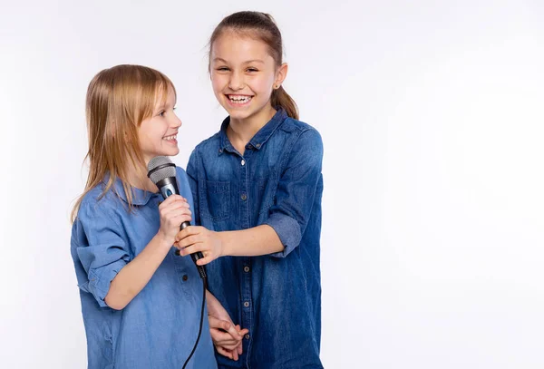 Due Bambine Divertenti Anni Cantano Una Canzone Microfono Concetto Infanzia — Foto Stock
