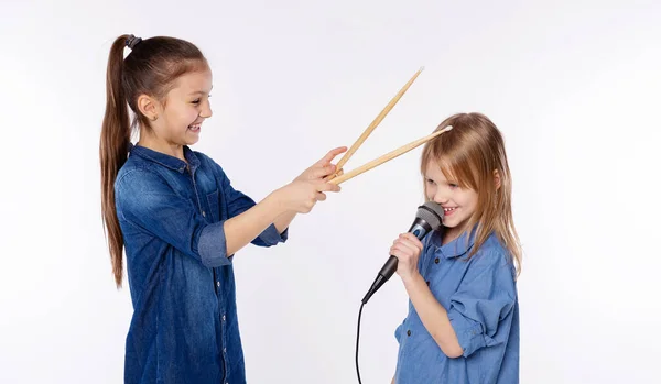 Concetto Musicale Rock Roll Due Ragazze Anni Cantano Microfono Tengono — Foto Stock