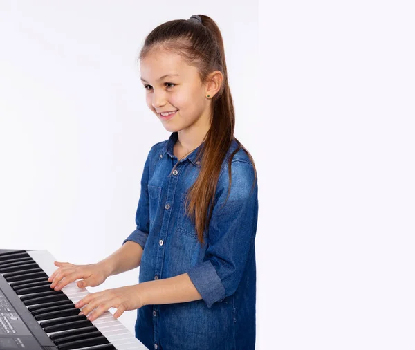 Lezione Musica Casa Ragazza Carina Imparare Suonare Sintetizzatore Tastiera Pianoforte — Foto Stock