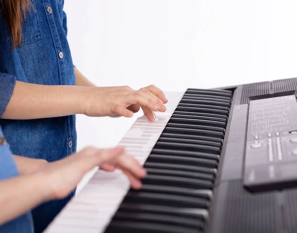 Lezione Musica Casa Due Ragazze Che Imparano Suonare Sintetizzatore Tastiera — Foto Stock