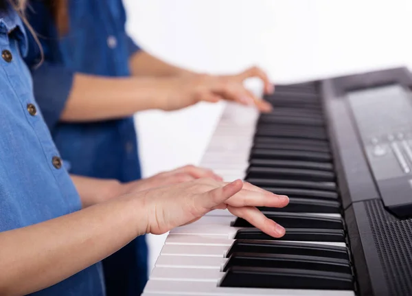 Lezione Musica Casa Due Ragazze Che Imparano Suonare Sintetizzatore Tastiera — Foto Stock