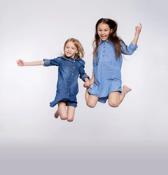 Retrato Tamanho Completo Duas Crianças Fofas Excitadas Meninas Gostam Saltar — Fotografia de Stock