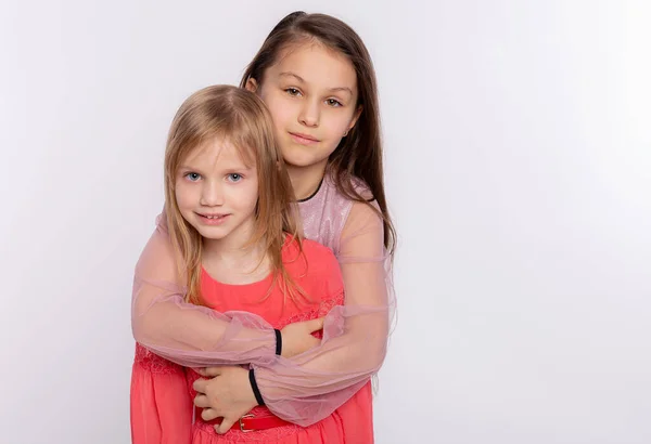 Dois Melhores Amigos Felizes Irmãs Garotas Abraçando Juntos Divertindo Posando — Fotografia de Stock
