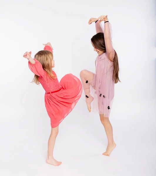 Лучшие Подруги Дерутся Две Молодые Девушки Носят Розовое Платье Весело — стоковое фото
