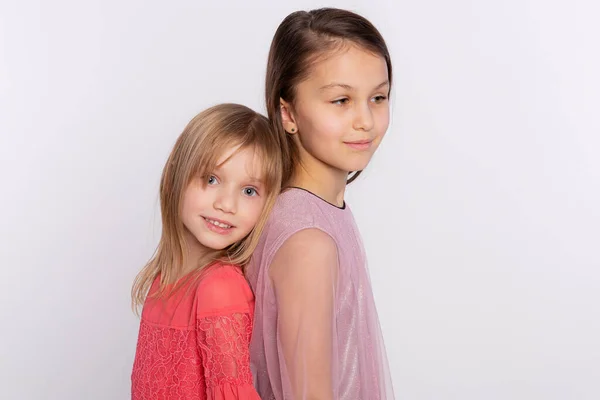 Dois Amigos Irmãs Elegantes Garotas Ficam Costas Para Outro Meninas — Fotografia de Stock