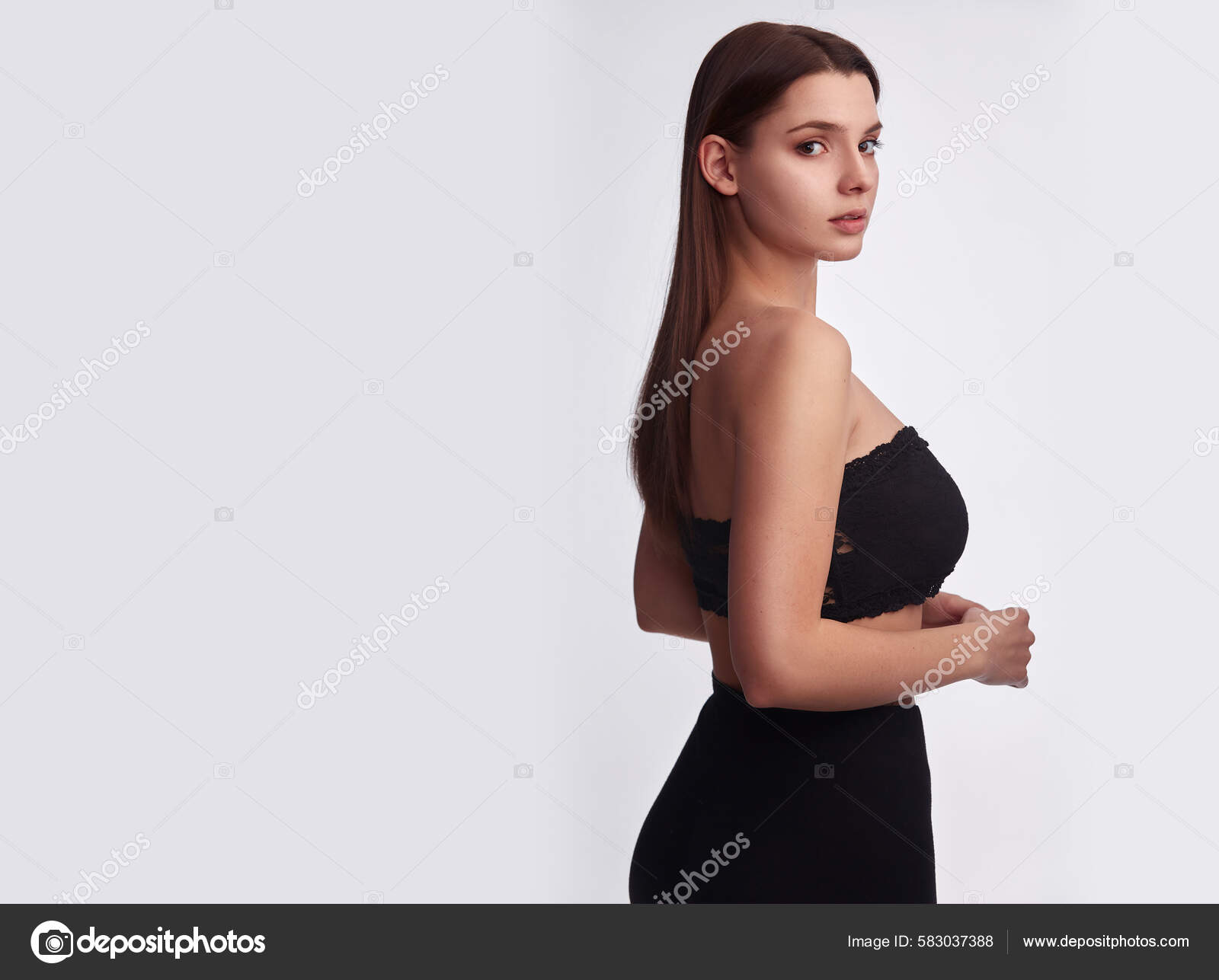 Mujer Bastante Joven Fitness Con Pelo Liso Negro Sin Mangas: fotografía de  stock © Oleg.Ermak88 #583037388 | Depositphotos