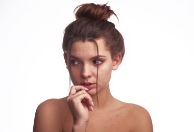 Genç kadın problem teni. Sivilce, sivilce, temiz ve temiz, yağlı, kuru deri konsepti. Endişeli genç bayanın beyaz arka planda yüzüne nazikçe dokunmasından kurtul.