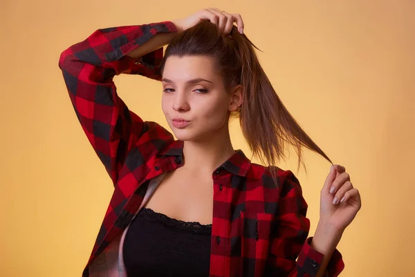 年轻女人手牵着她的马尾辫 可用于美发或其他美感概念 理发产品广告 — 图库照片
