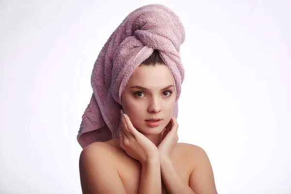 Młoda Atrakcyjna Kobieta Ręcznikiem Głowie Patrzy Kamerę Uśmiecha Się Białym — Zdjęcie stockowe
