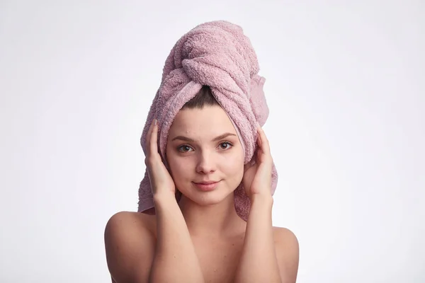 Młoda Atrakcyjna Kobieta Ręcznikiem Głowie Patrzy Kamerę Uśmiecha Się Białym — Zdjęcie stockowe