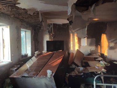 Rusya 'nın Ukrayna' ya karşı savaşı. Rus birlikleri bir yerleşim yerini yok etti. Uçak ve füze saldırısından sonra terk edilmiş evin içinde.