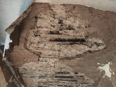 Hasarlı tavan. Alçıdan bir parça düştü..