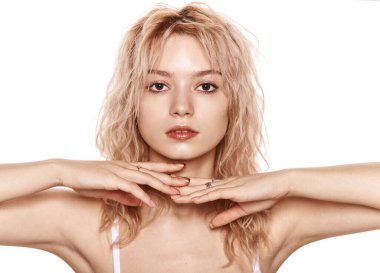 Sarışın, genç, mutlu, sağlıklı ciltli ve beyaz arka planda izole edilmiş güzel saç stili olan bir kadın.