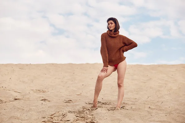 Schöne Frau Mit Windigen Haaren Die Sandstrand Steht Stylische Junge — Stockfoto