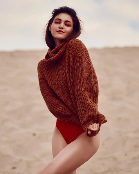 Beautiful Woman Windy Hair Standing Sandy Beach Stylish Young Sexy — Foto Stock