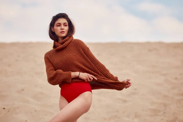 Piękna Kobieta Wietrznymi Włosami Stojąca Piaszczystej Plaży Stylowe Młoda Sexy — Zdjęcie stockowe
