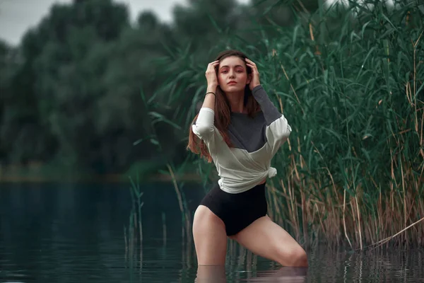 Attractive Young Brunette Sweater Black Pantians Posing Reeds Beach Beach — Stock Fotó