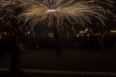 Barselona, Katalonya İspanya - 24.09.2021: Geleneksel yangın gösterisi, ünlü Fiestas de Gracia 'nın finali, yerel halk ve turistler için favori eğlence merkezi. İnsanlar şeytan gibi giyinip havai fişek attılar.