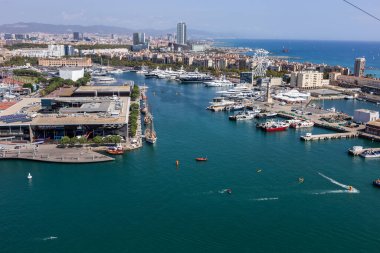 Barselona, Katalonya İspanya - 24.09.2021: Barcelona 'nın eski limanı Port Vell' den geçen teleferik üzerinden şehrin havadan görüntüsü.