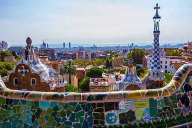 Barcelona, İspanya 'da mimar Antoni Gaudi' den Park Guell. Park Guell 'de inanılmaz bir mozaik.