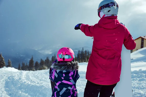 Achteraanzicht Van Moeder Dochter Met Snowboards Samen Uitziend Berglandschap Nieuwe — Stockfoto