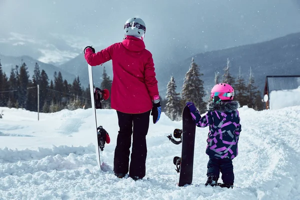 Achteraanzicht Van Moeder Dochter Met Snowboards Samen Uitziend Berglandschap Nieuwe — Stockfoto