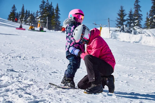 Moeder Leert Zijn Dochter Snowboarden Helpt Het Kind Het Snowboard — Stockfoto