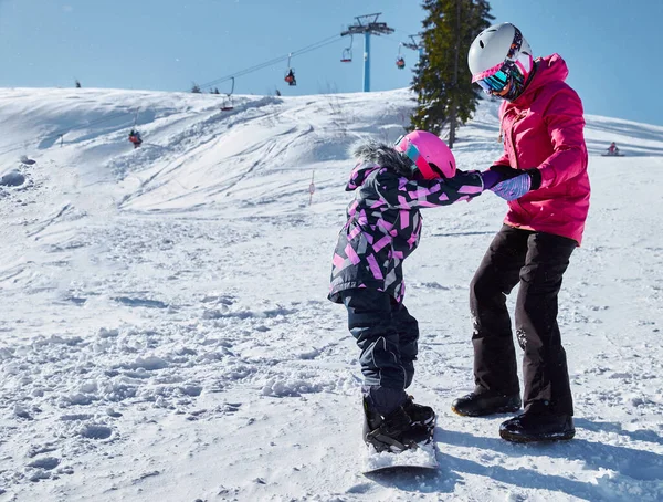 Moeder Leert Zijn Dochter Snowboarden Vrouw Helpen Ondersteunen Kind Rijden — Stockfoto