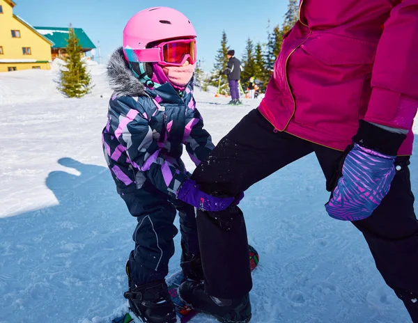 Moeder Leert Zijn Dochter Snowboarden Vrouw Helpen Ondersteunen Kind Rijden — Stockfoto