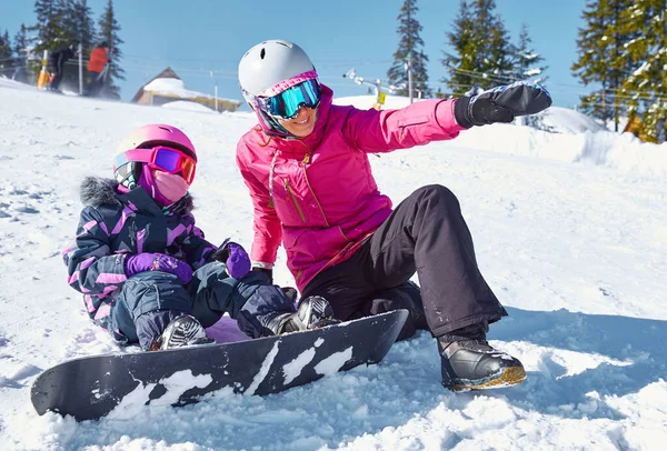 Moeder Leert Zijn Dochter Snowboarden Vrouw Zit Toont Manier Rijden — Stockfoto