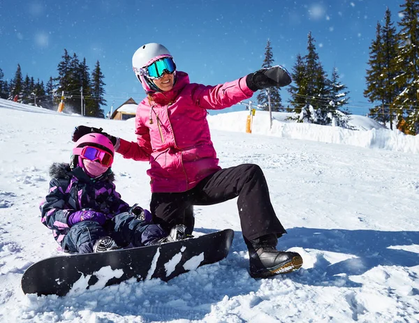 Moeder Leert Zijn Dochter Snowboarden Vrouw Zit Toont Manier Rijden — Stockfoto