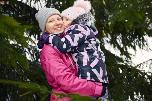Anne Kızı Güneşli Kış Gününde Birlikte Vakit Geçiriyorlar Kış Tatilinin — Stok fotoğraf