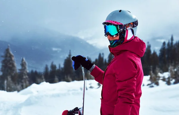 Női Snowboardos Felszereléssel Sisak Szemüveg Fehérnemű Tartó Snowboard Pihenő Tetején — Stock Fotó