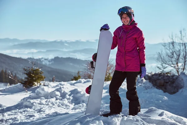 Mujer Snowboarder Con Casco Equipo Gafas Outwear Sosteniendo Snowboard Descansando — Foto de Stock