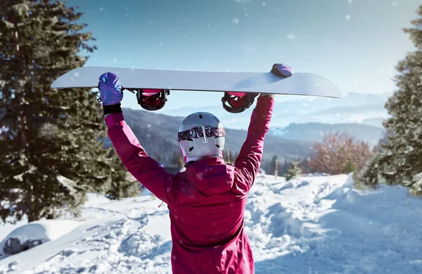 Vista Posteriore Della Donna Con Casco Attrezzatura Occhiali Outwear Tenendo — Foto Stock