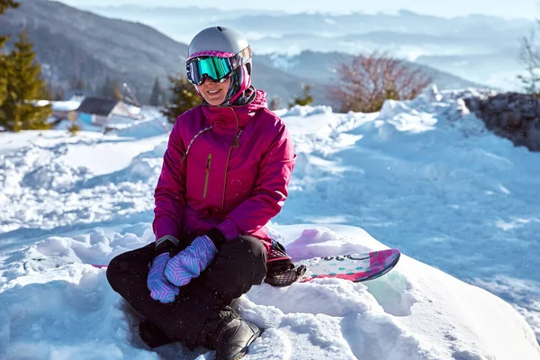 Vrouwelijke Snowboarder Uitrusting Helm Bril Outwear Zittend Besneeuwde Helling Ontspannen — Stockfoto