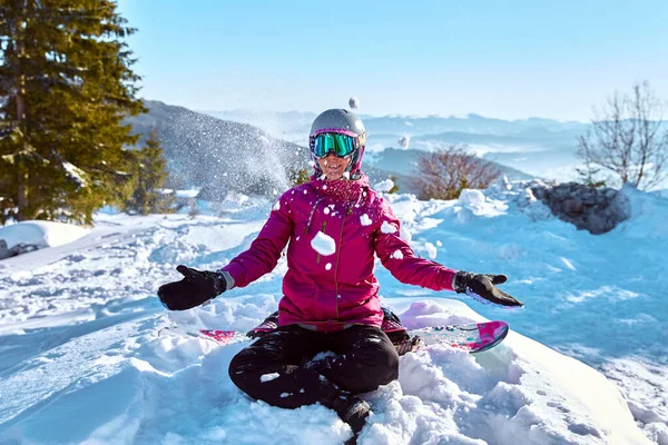 Snowboarder Feminino Usando Capacete Equipamento Óculos Outwear Sentado Encosta Nevada — Fotografia de Stock