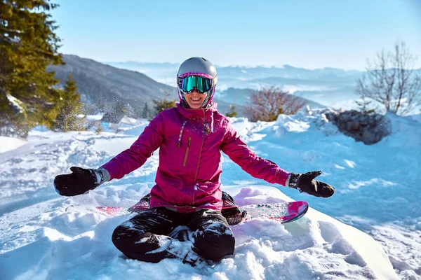 Vrouwelijke Snowboarder Uitrusting Helm Bril Outwear Zittend Besneeuwde Helling Ontspannen — Stockfoto